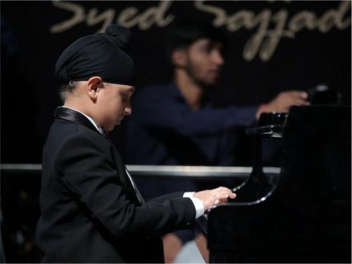 Piano classes in Delhi Student playing piano