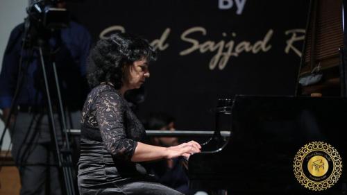 Piano classes in Delhi Student playing piano