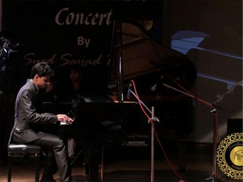Piano classes in delhi Student playing piano