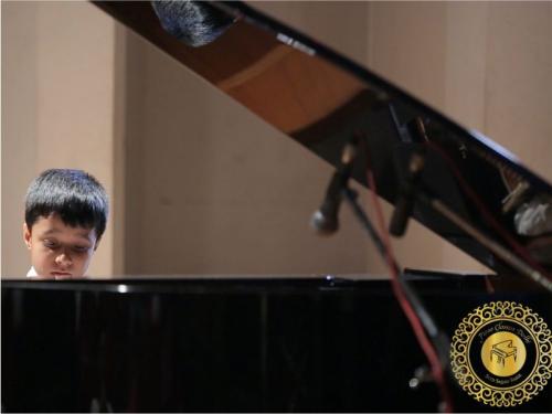 Piano classes in delhi Student playing piano